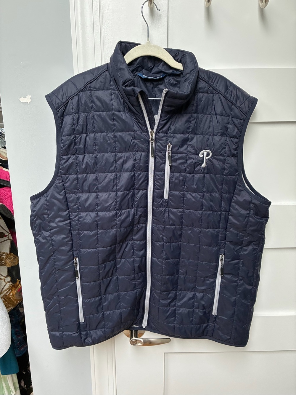 Phillies Cutter & Buck Men's Quilted Navy Sleeveless Vest with Zip Pockets XL